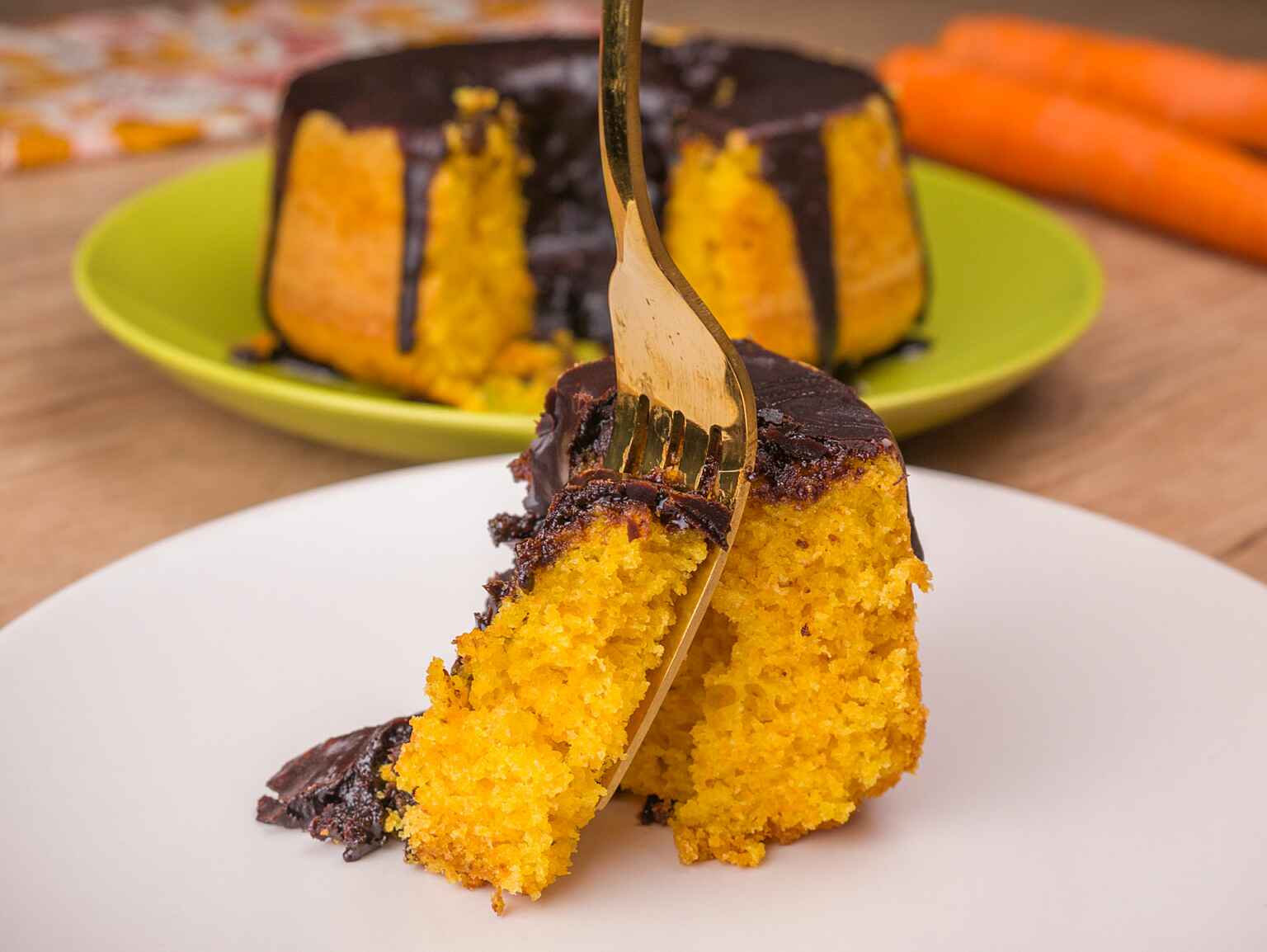 bolo de cenoura com calda e garfo
